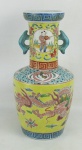 Vaso em porcelana oriental, com marca na base, decorado com pintura de flores, folhas, gregas, arabescos e dragões em policromia. Detalhes esmaltados. Alt. 31cm.