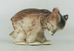 Estatueta em faiança policromada representando "Urso". Alt. 10cm.