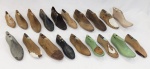 Dezenove formas utilizadas para confecção de sapatos, sendo 13 em madeira entalhada e 6 em material sintético. Marcas de uso. Comp. maior e menor 29,5 e 19,5cm.