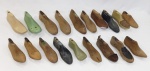 Dezenove formas utilizadas para confecção de sapatos, sendo 13 em madeira entalhada e 6 em material sintético. Marcas de uso. Comp. maior e menor 30 e 21cm.