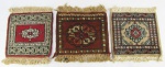 Três tapetinhos Paquistão de mesa. Meds. 27x31 = 0,08m2 , 29x28 = 0,08m2 e 28x30 = 0,08m2.  Um com pequena perda no cordão.