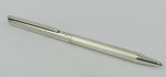 Caneta esferográfica francesa em metal prateado, com marca da manufatura Dupont. Funcionando. Comp. 13,5cm.