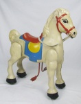 Colecionismo - Antigo cavalo de brinquedo, inglês, da manufatura Mobo, em metal policromado. Parte interna contem mecanismo que movimenta as pernas. Funcionando. Pés com rodinhas. Med. 73,5x68,5x33cm.