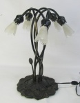 Luminária de mesa, estilo Art-Noveau, para 5 luzes em metal patinado, com trabalhos de folhas e flores em relevo.  Formada por 5 hastes com cúpulas na forma de flores em vidro fosco e translúcido. Alt. 41 cm.