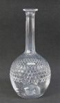 Baccarat - Licoreiro em cristal francês translúcido, com marca da Cristallerie na base. Decorado com lapidações dedão e tijolinho. Sem tampa. Alt. 33cm.