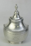 Açucareiro em prata portuguesa contraste P. Coroa e com marca do prateiro, Antonio Soares de Melo, datável de 1784 a 1836. Alt. 16cm. Peso 375g.
