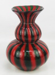 Vaso em murano, dos anos 30, no tom verde e vermelho, decorado com trabalhos de leves gomos em relevo. Alt. 19,5cm.