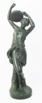 James Pradier (1790-1852) e Gautier & Cie - Bela escultura francesa em bronze, patinado, representando "Dama com pandeiro". Assinado Pradier Scpt e com marca da fundição Gautier & Cie. Alt. 45,5 cm. Jean-Jacques Pradier entrou na École des Beaux-Arts de Paris em 1808 e ganhou o Primeiro Prêmio de Roma em 1813. Pradier foi um dos escultores mais importantes do reinado de Louis-Philippe. Ele recebeu muitas encomendas oficiais, incluindo a fonte da Esplanade em Nîmes e produziu grandes obras, em particular para a Câmara dos Deputados em 1830, para a Place de la Concorde em 1836 e o frontão do Palácio de Luxemburgo em 1840. Possui obras em diversos museus. A figura feminina é o tema central de sua obra. Peça de cotação internacional e excelente fundição.