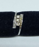Anel em platina com 3 brilhantes centrais e cinco de cada lado. Aro 14. Peso 3,9 gramas.