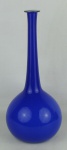 Garrafa bojuda de gargalo alto em vidro opalinado no tom azul. Parte interna na cor leitosa. Falta a tampa. Alt. 36cm.