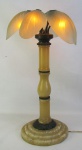 Luminária de mesa estilo Art-Noveau, para 6 luzes, na forma de coqueiro com cúpulas em vidro fosco, na forma de folhas. Haste e base em alabastro. Guarnições em bronze com trabalhos perolados. Pequenas marcas de uso. Alt. 58 cm.