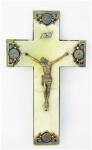 Crucifixo de pendurar em ônix, com Cristo em bronze, tendo o crucifixo apliques em bronze e cloisoné, com pintura esmaltada e policromada, tendo ao centro de cada aplique em reserva figura Santa. Med. crucifixo 24,5x14,5 cm. Alt. Cristo 10,5 cm.