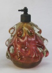 Belo e antigo perfumeiro de coleção, em murano italiano na cor rosa e translúcida, decorado internamente com pó de ouro e externamente com trabalhos  em relevo. Falta borrifador. Alt. 16,5 cm.