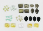 Coleção de pedras facetadas e lapidadas, 4 citrinos diversos, 8 citrinos fumê, 1 cristal branco quadrado, 4 gotas de ônix, 28 pedras lapidadas, sendo 7 amazonitas, 7 quartzo rutilado, 7 citrinos amarelos e 7 cristais de rocha. Este ítem não se encontra no local do leilão.