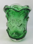 Vaso em murano, na tonalidade verde, decorado com trabalhos em relevo. Borda em ondulações. Alt. 22,5 cm.