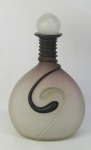 Licoreiro em murano, no tom de rosa bebê em degradé, decorado com trabalhos em relevo, na forma de serpentes, uma na cor fosca e a outra na cor preta, esta se enrolando em torno do gargalo. Alt. 25,5 cm.