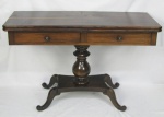 Aparador / Mesa em madeira nobre entalhada. Tampo de abrir sobre duas gavetas sustentados por uma coluna central, que se apoia a uma base terminando com 4 pés curvos. Tampo com pequenas perdas na placagem. Med. aberta 75x120x90cm e Med. fechada 77x120x45cm.