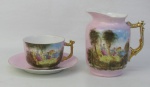 Duas peças de coleção do séc. XIX, em porcelana francesa de Limoges, na cor rosa, decoradas com pintura policromada com cenas de campo, sendo leiteira e xícara para chá. Perdas no dourado. Alt. leiteira 11,5 cm.