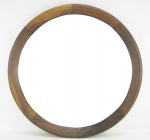 Espelho bisotado circular de parede, com moldura em madeira nobre entalhada. Diam. 68cm.