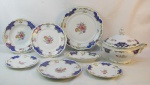Aparelho de jantar para 6 pessoas em porcelana alemã Bavaria-Winterling, ricamente decorada com pintura floral em policromia, dourado e detalhes na cor azul, sendo sopeira, prato para arroz, covilhete, 6 pratos rasos, 6 fundos e 6 para sobremesa. Med. sopeira 21x32x24 cm.