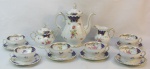 Aparelho para chá em porcelana alemã Bavaria-Winterling, ricamente decorada com pintura floral em policromia, dourado e detalhes na cor azul, sendo bule, leiteira, açucareiro e 6 xícaras.