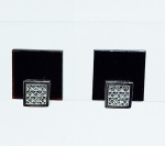 Par de brincos em ouro branco 18k, teor 750, com marca do fabricante, com pedra de ônix e 9 brilhantes em cada. Peso 4.8g. Este ítem não se encontra no local do leilão.