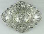 Despojador em prata européia, decorado com vazados flores e volutas. Med. 3x16,5x14cm. Peso 105g.