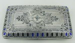 Caixa para cigarreira em prata européia, com trabalhos esmaltados. No estado. Med. 3x14x8cm. Peso 85g.