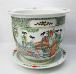 Cachepot com presentoir em porcelana oriental, policromado, decorado com pintura de cena do cotidiano, flores, borboletas e arabescos, com detalhes esmaltados. Marca da manufatura na base. Med. cachepot 23x27cm.