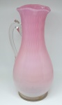 Bela e elegante jarra em murano italiano soprado, na tonalidade rosa dégradé, trabalhada com pequenos gomos em delicados relevos. Borda sextavada. Alt. 32 cm.