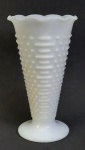 Vaso em milk glass, trabalhado em perolado e frisos em alto relevo. Borda em ondulações. Alt. 23,5 cm.