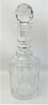Licoreiro em grosso cristal, lapidação dedão e em frisos bisotados. Gargalo alto com elos. Tampa em facetados. Apresenta discretos bicados na parte interna do bocal. Alt. 30 cm.