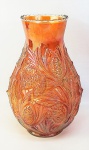 Vaso bojudo em carnival glass, rouge de fer, trabalhado com folhagens e pinhas em relevo. Borda em ondulações. Alt. 29,5cm.