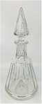 Baccarat - Licoreiro francês em grosso cristal, com marca da Cristallerie na base, lapidação dedão em facetados. Tampa apresenta discretos bicadinhos. Alt. 30,5cm.