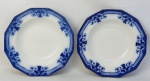 Par de antigos pratos azul borrão de coleção, em porcelana inglesa Johnson Bros, decorados com flores, folhas, perolados e arabescos. Marca da manufatura no verso. Diam. 23cm.