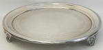Rara e antiga salva em prata, datável de 1822-1889, com marca do contraste "R Coroa" e do prateiro ALP, do Rio de Janeiro, com delicados trabalhos em baixo relevo. Pés trabalhados com flores e folhagens, terminando em garras. Med. 5x31cm. Peso 925g.