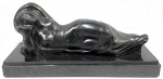 Alfredo Ceschiatti (1918-1989). GUANABARA. Grande escultura em bronze patinado, base em mármore negro. Medidas: 90 cm (b) x 35 cm (h) (sem a base); 100 (b) x 45 cm (h) (com a base). Assinada no bronze e com selo da Fundição Zani. Ceschiatti  cuja obra foi objeto de uma grande retrospectiva realizada em 1976 no MAM-SP - soube impregnar de dignidade e nobreza suas esculturas de mulheres, anjos, santos e profetas, bailarinas e ginastas. Servido por boa técnica e hábil em captar o essencial de cada forma, modelou-as suave e delicadamente, despojando-as do supérfluo para só se concentrar na expressão, tranqüila ou melancólica, das figuras. Simplicidade e contenção são as qualidades marcantes desse escultor, cuja modernidade nunca pretendeu esconder os fortes vínculos que o ligavam à grande tradição mediterrânea (in Teixeira Leite, José Roberto. Dicionário Crítico da Escultura no Brasil).