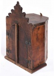 Brasil, século XIX-XX. Oratório popular de alcova em madeira com ferragens aparentes, duas portas em feitio ogival, frontão recortado em gomos. Medidas: 37 (b) x 65 (h) x 34 cm (p).