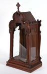 Belíssimo oratório de alcova em estilo eclético em madeira nobre, com porta e laterais em vidro. Medidas: 32 (b) x 66 (h) x 21 cm (p).