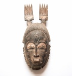 Costa do Marfim, Africa. Máscara dos povos Yaoure - possivelmente denominada Ndoma -, proveniente de importante coleção brasileira. Madeira recortada e patinada. Altura = 41 cm.