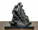 Dory Botteri (1928-2020). FUGA DA POLUIÇÃO. 1987 C. Escultura em bronze. Rica base em granito negro. Altura = 42 cm, com a base. Placa de identificação da artista. Selo da Fundição Zani.