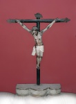 Brasil, século XIX. Belíssimo crucifixo em madeira policromada. Placa INRI e ponteiras em metal. Altura = 55 cm. Envergadura = 43 cm. Adquirido nos anos 1990 na Galeria Alphaville, em Laranjeiras, no Rio de Janeiro, e desde então de propriedade da mesma família carioca.
