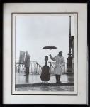 Robert Doisneau (1912-1994). VIOLONCELLE SOUS LA PLUIE / AVEC MAURICE BAQUET. Paris, 1957. Poster emoldurado. Impressão de Top et Nouvelles Images S.A. Éditeurs, 1992. 42 x 36 cm (com a moldura).