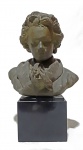 Gaston Veuvenot Leroux (1854-1942). BUSTO DO COMPOSITOR BEETHOVEN. França. Escultura em bronze. Base em elegante granito negro. Assinada e localizada (conforme imagem). Altura (com a base) = 32 cm.