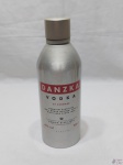 Garrafa vazia para coleção da vodka Danzka dinamarquesa em alumínio.