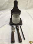 Kit para caipirinha, composto de suporte, copo, socador, faca e mexedor.
