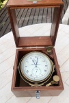 Cronômetro marítimo de dois dias  caixa em madeira  Thomas Mercer: Marinha Mercante Britânica,  . 2 chaves ,Medida:12,5 cm de diametrox 8 cm de altura .Funcionamento desconhecido. Numerado  2468