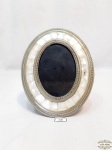 Porta Retrato Oval Moldura Madreperola E Metal . Medida 20 cm x 15 cmpara foto 9cm x 12cm