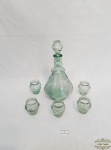 Licoreira Bojuda Com 5 Copos Em Vidro Moldado Verde . decada de 60 Medida 18 cm altura x 3 cm e 5 Copos 6 cm altura x 3 cm diametro