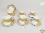 Jogo de 6 Xicaras de café em Porcelana Floral e ouro. Medida 5,5 cm altura x 6 cm diametro